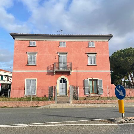 Casa Vacanze Le Due Torri Vada Exteriör bild
