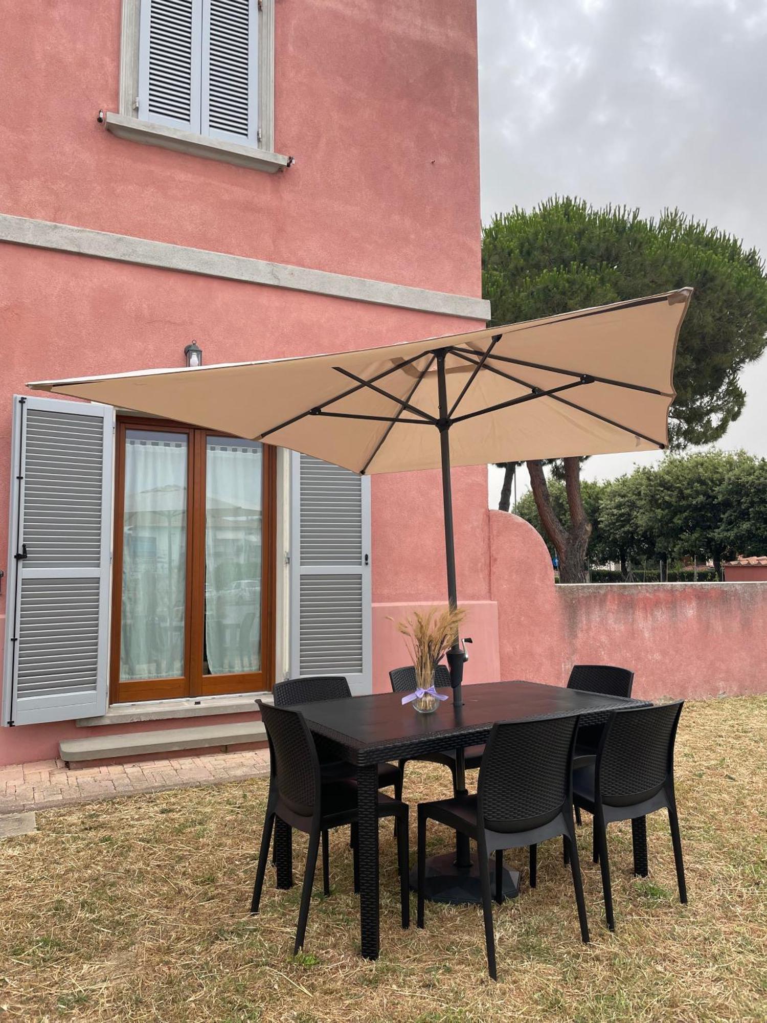 Casa Vacanze Le Due Torri Vada Exteriör bild